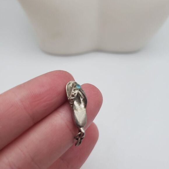 FlipĀ flopā silverātoned necklace pendant or charm beachy fun themed - Picture 2 of 2